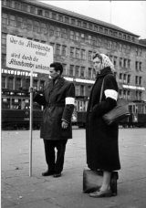 Helga auf Mahnwache